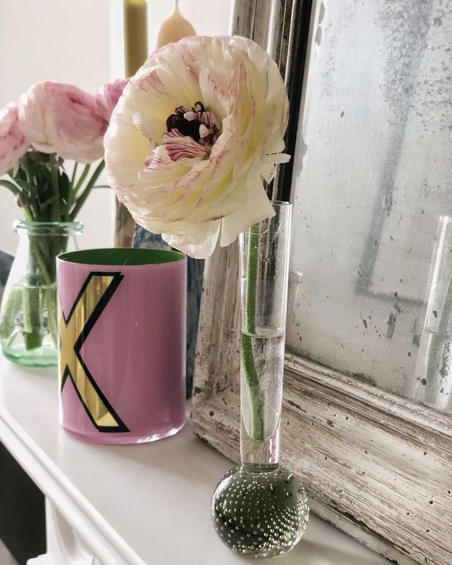 MONDAY || adding some cheeriness to my feed because a) this year is proving to be hard and b) it’s raining AGAIN so getting outdoors to see the flowers is limited which is a damn shame when Spring is my favourite season
.
.
.
#rananculus #springflower #springathome #outdoorsindoors #budvase #mantledecor #mantlepiece
