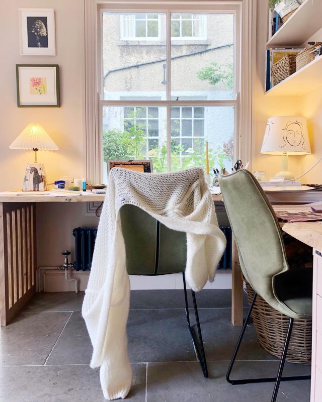 MONDAY || Have spent the day here designing interiors and designing furniture. I am so glad we took the plunge last year and re-did this space. At the time, I thought my idea for a larger desk was maybe too much but turns out I need all this space and more. A lucky space to have; a dreamy space to work in 
.
.
.
#interiordesign #interiorstyle #interiors123 #homeofficedesign #officedesign #studydesign #interiorinspirations #justneedablind #housebeautiful #houseandhome #interiorinside #myhometrend #interiordeluxe #asiseeit #interiorstyled