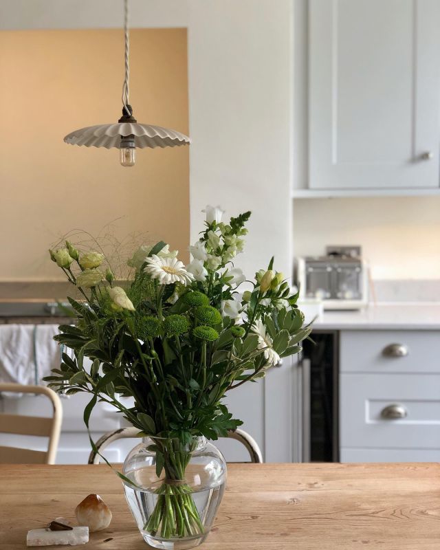 SATURDAY || another rainy day in AUGUST means my husband is baking and cooking whilst I’m watching the original SATC with a face mask. Anyone know when summer is set to return? Times runnin’ out!
.
.
.
#thecotswolds #kitchen #kitchendecor #interiors123 #interiors2you #rainydayactivities