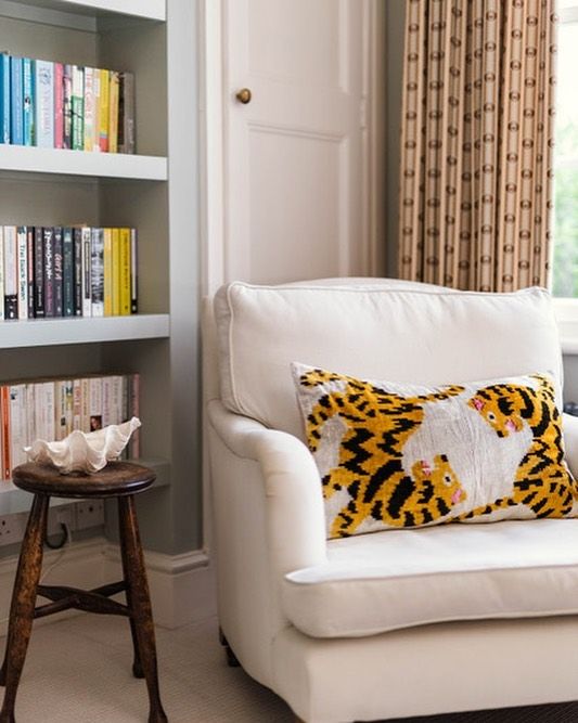THURSDAY || a corner of our guest room at home which had a revamp last year. 
.
.
.
#athome #interiors #interiors2you #interiors123 #interiors4all #bedroominterior #bedroomstyling #bedroominspiration #decorativeantiques
