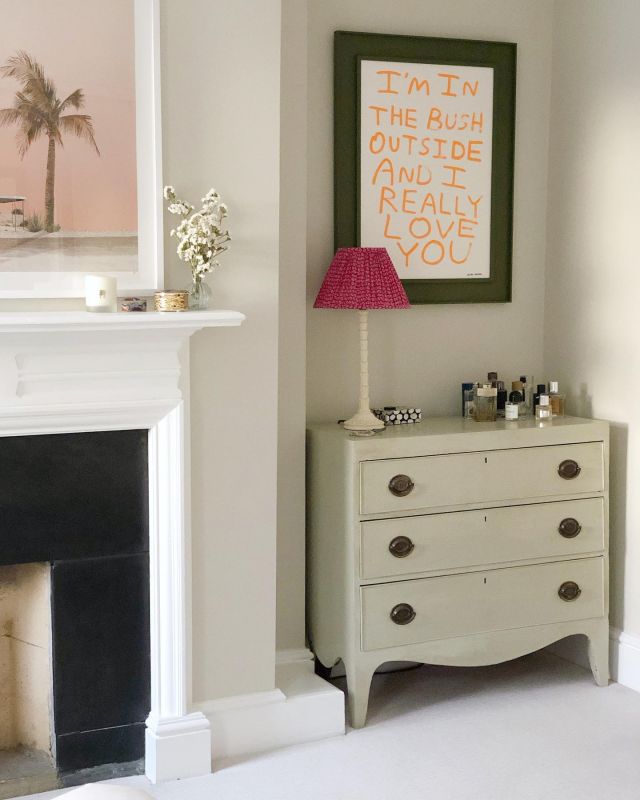 SUNDAY || I barely post these days - for many reasons - but also because I have given my house over to two gorgeous but unruly puppies and I’m fine with it. I’m fine 🤣 

#interiors #houseandhome #interiorstyling #decorativeantiques #contemporaryartwork