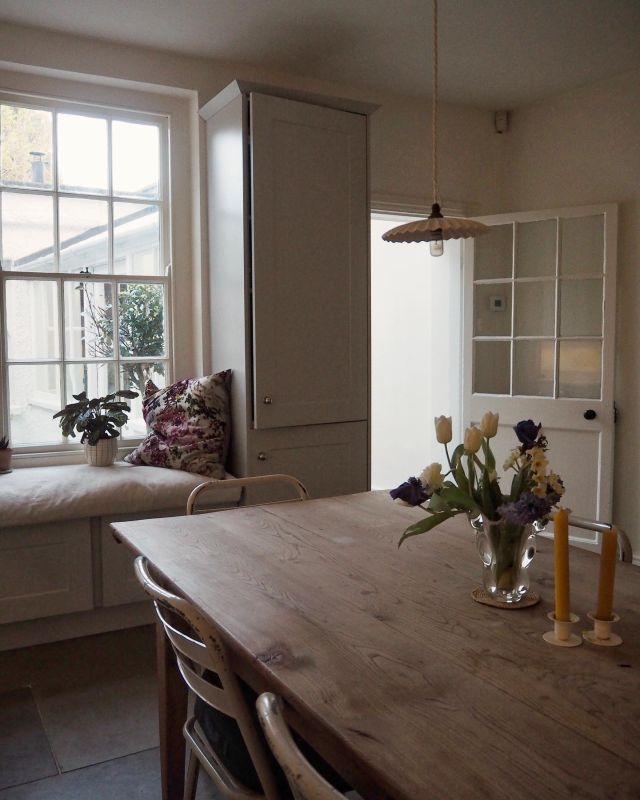 SUNDAY || almost 6pm and still light. Although it is lighter than my camera is picking up 🤷🏼‍♀️ I love this time of year
.
.
.
#kitchendecor #athome #thecotswolds #periodhome #periodhomestyle #mykitchen #kitcheninspiration #kitcheninspo #kitchenlife
